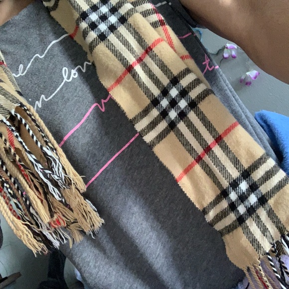 Burberry cashmere classic scarf - Picture 4 of 8